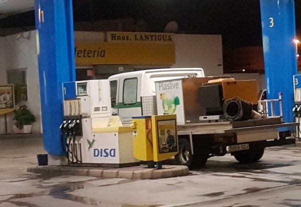 Coche-plaslive-gasolinera Coche-plaslive-gasolinera